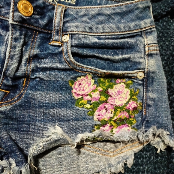 American Eagle Rose Embroidered  Shorts Size 00 - Picture 3 of 13
